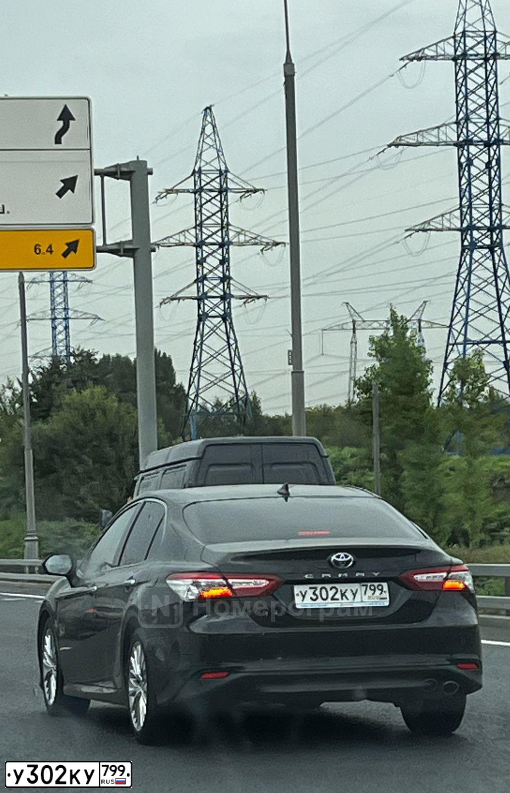 Фото автомобиля TOYOTA CAMRY, 2018 — госномер У302КУ799. Цвет: ЧЕРНЫЙ МЕТАЛЛИК