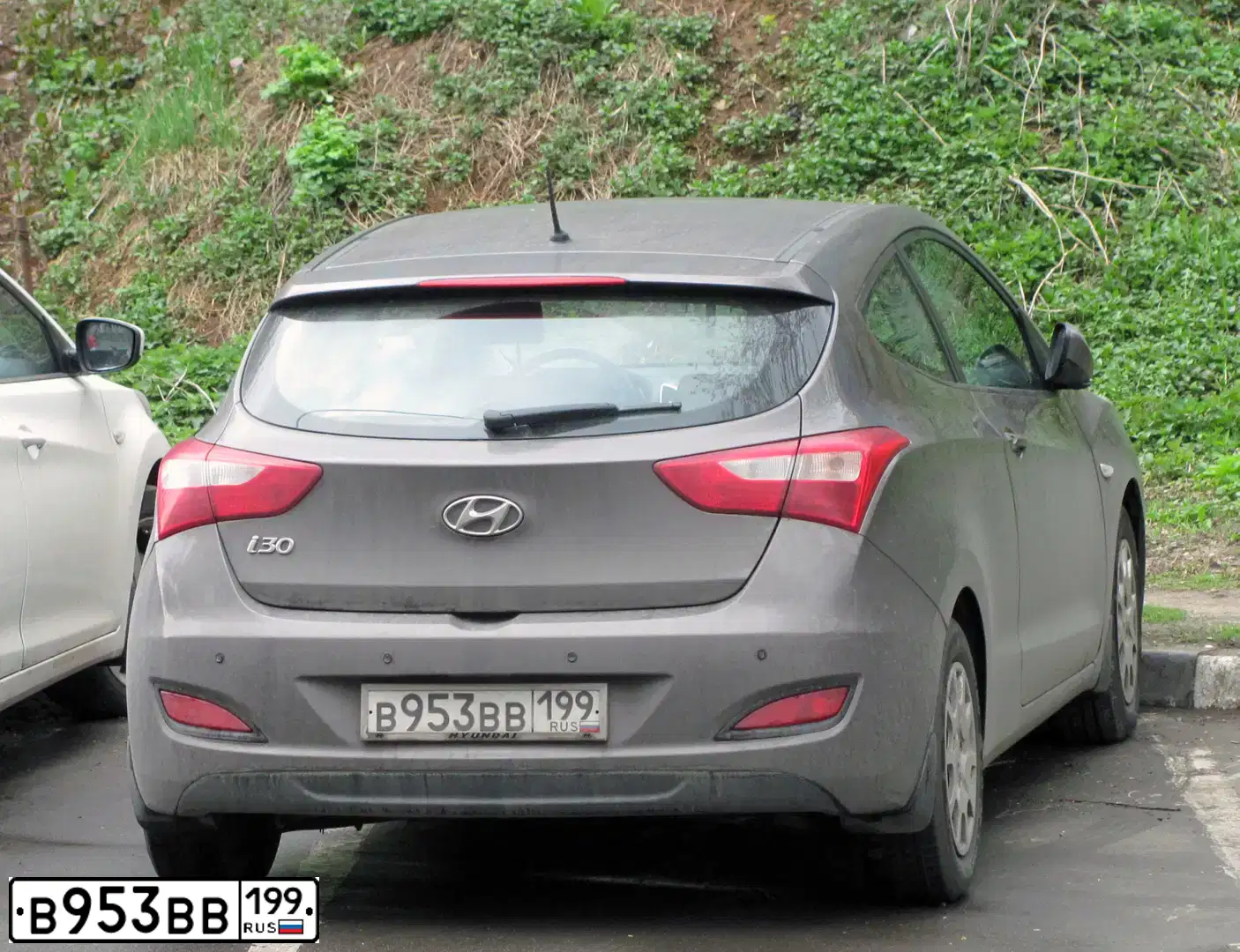 Фото автомобиля HYUNDAI I30, 2012 — госномер К742ХЕ123. Цвет: Коричневый