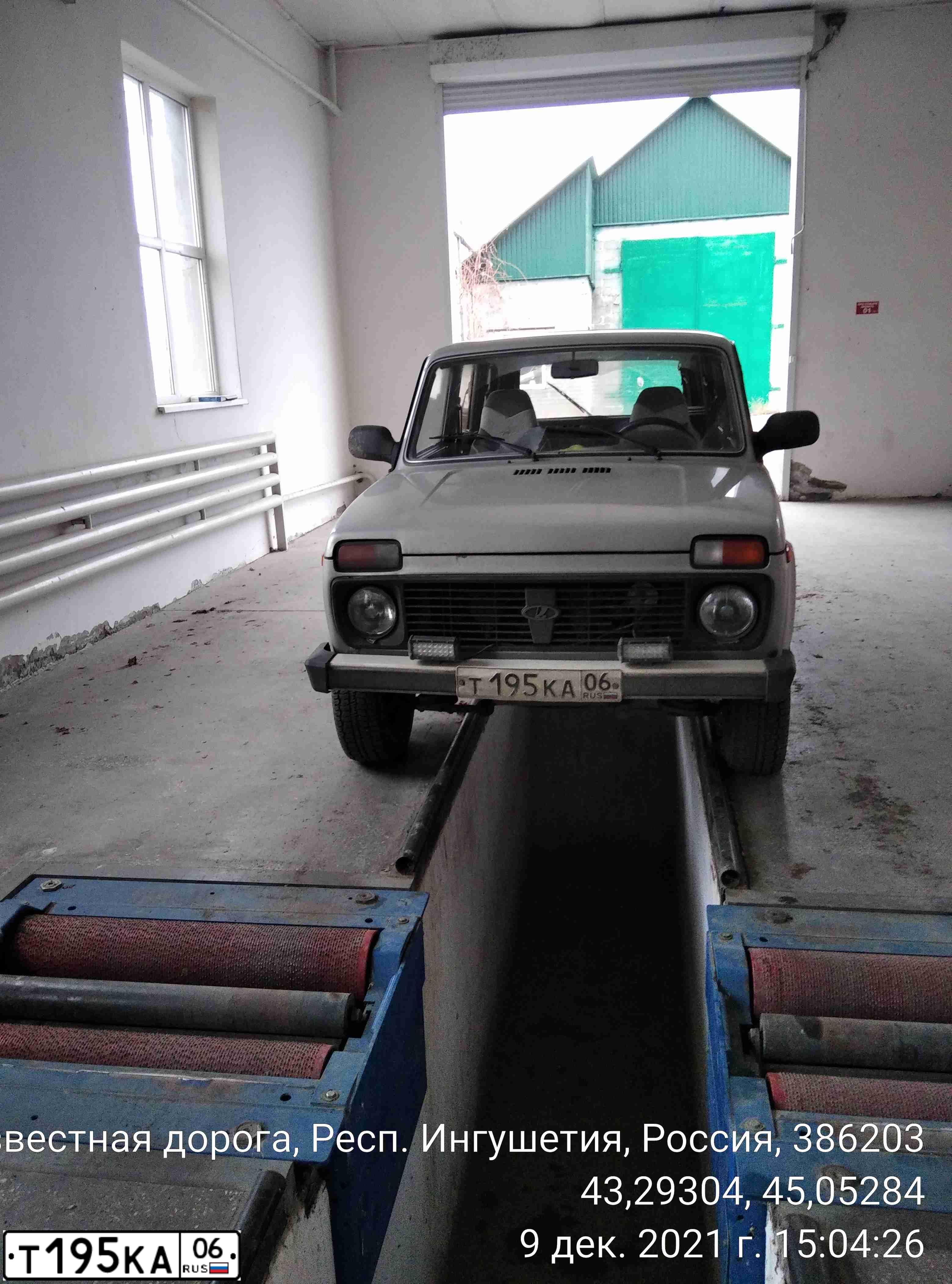 Фото автомобиля LADA 2131 NIVA, 2012 — госномер Т195КА06. Цвет: СВЕТЛО-СЕРЕБРИСТЫЙ МЕТАЛЛ