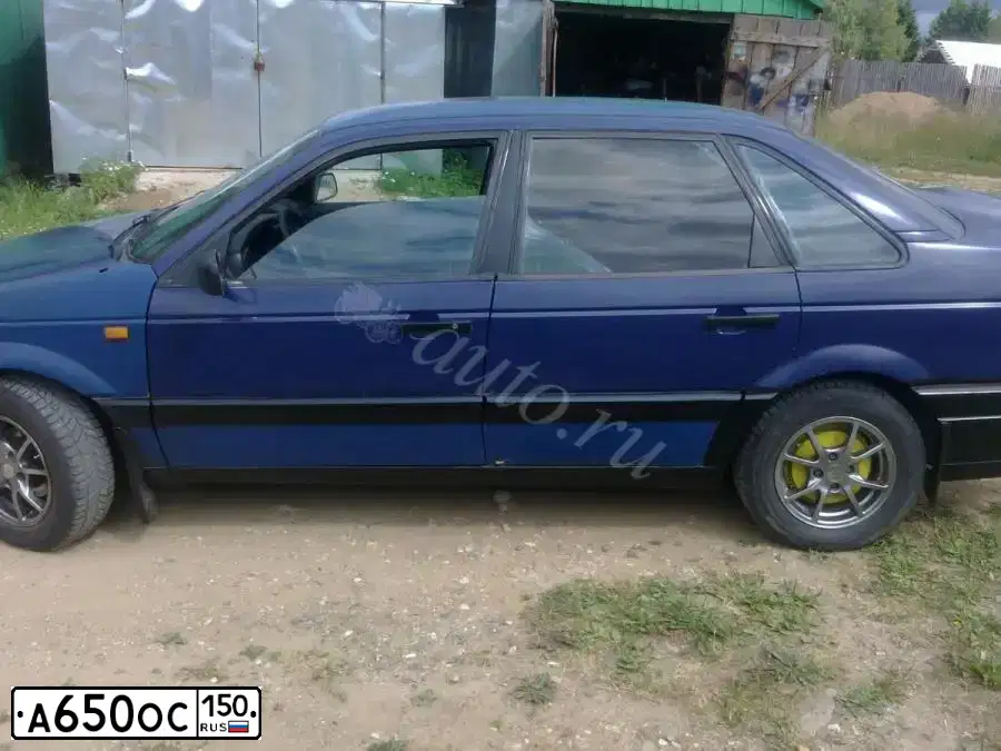 Фото автомобиля VOLKSWAGEN PASSAT, 1991 — госномер М830СЕ50. Цвет: СИНИЙ