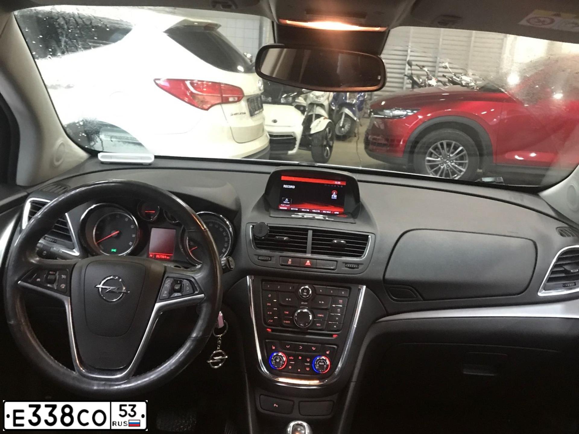 Фото автомобиля OPEL MOKKA, 2014 — госномер А196ОТ790. Цвет: Белый