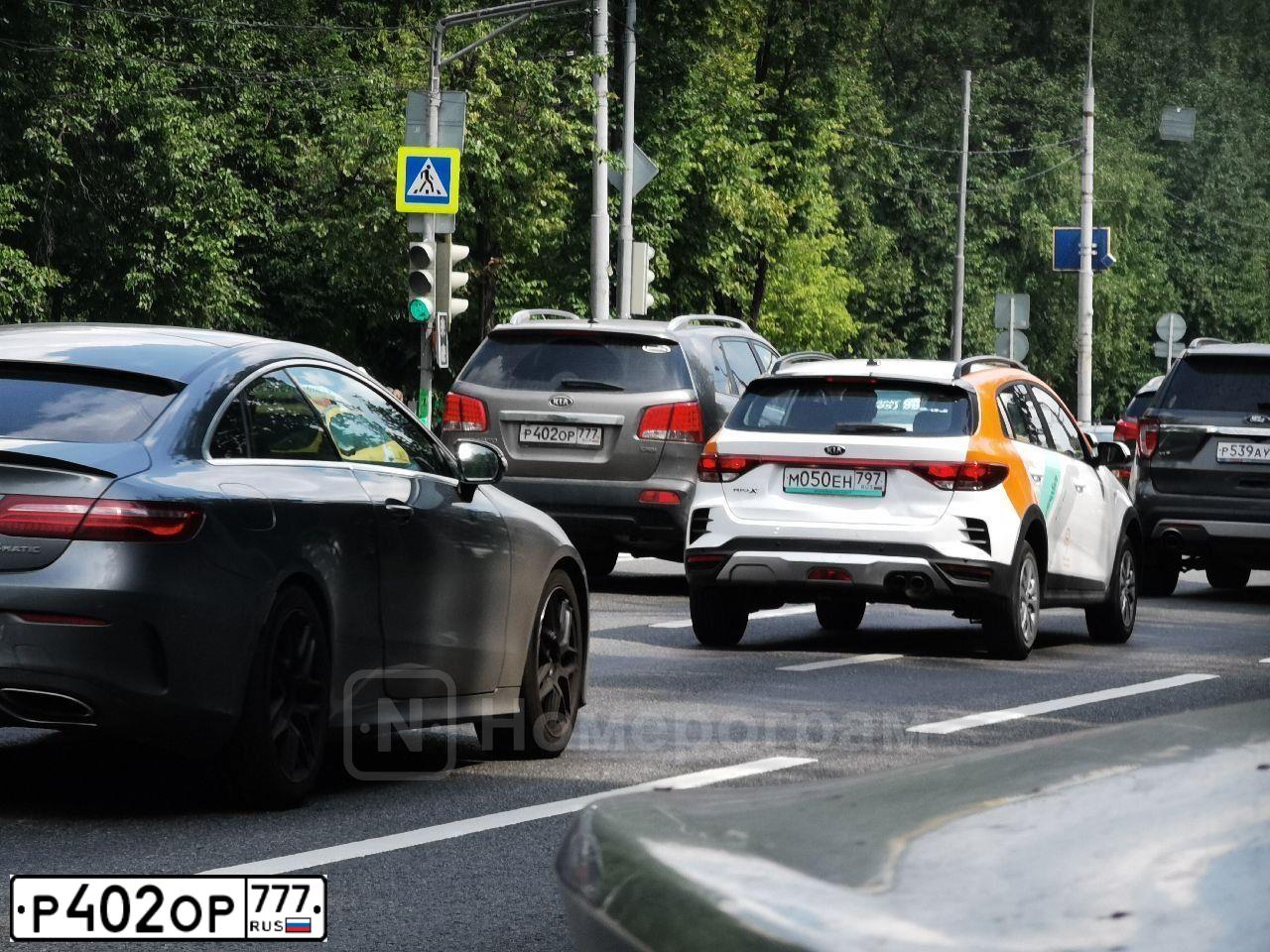 Фото автомобиля KIA SORENTO, 2011 — госномер Р402ОР777. Цвет: СЕРЫЙ