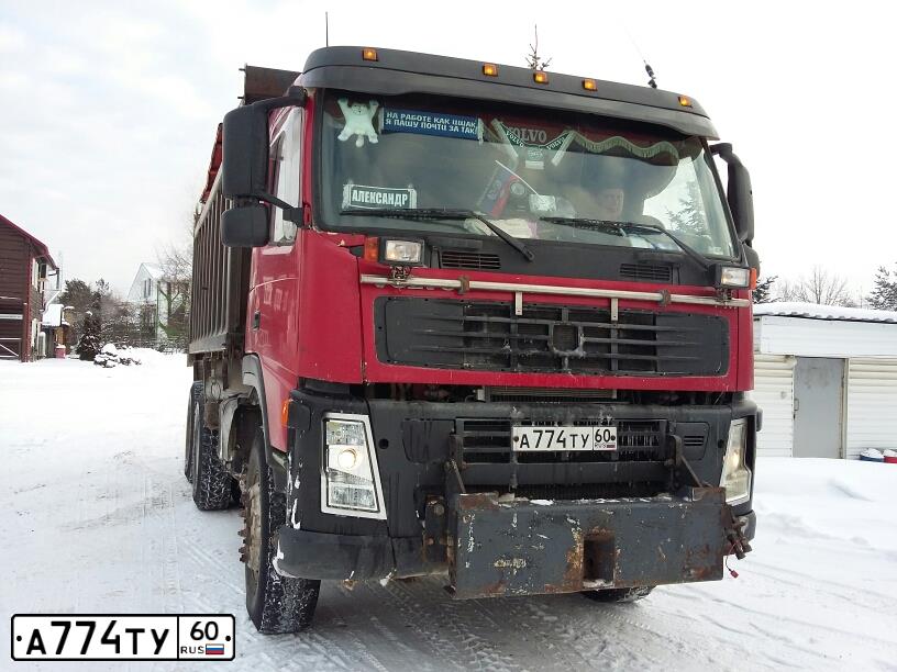 Фото автомобиля VOLVO SERIE FM /6X4/, 2008 — госномер А774ТУ60. Цвет: Красный
