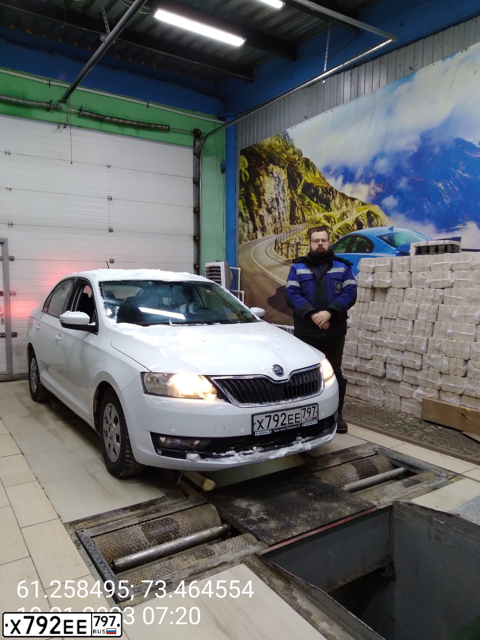 Фото автомобиля SKODA RAPID, 2017 — госномер Х184НТ196. Цвет: Белый