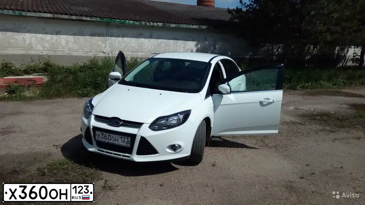 Фото автомобиля FORD FOCUS, 2012 — госномер М511СМ82. Цвет: Белый