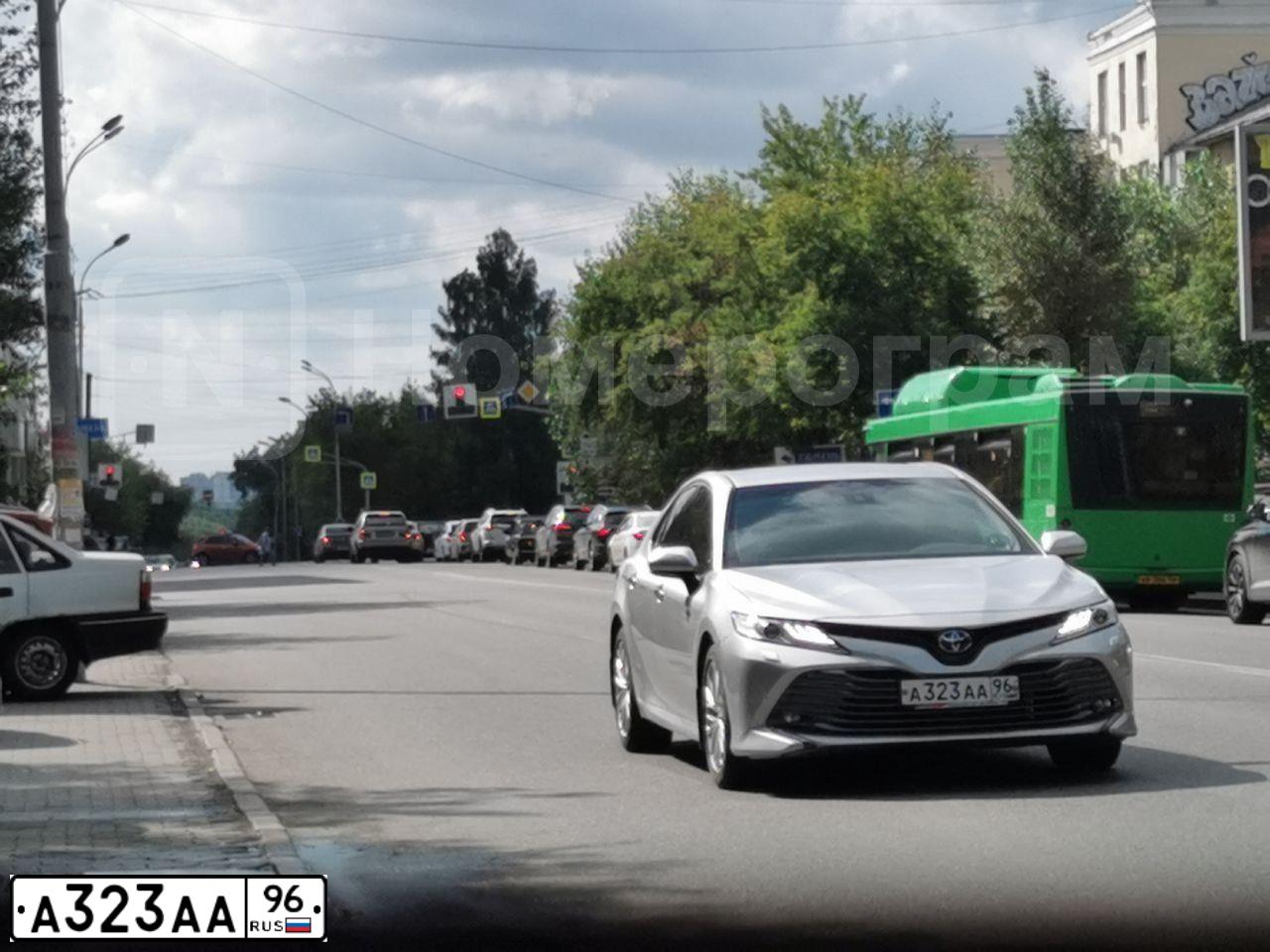 Фото автомобиля TOYOTA CAMRY, 2019 — госномер А323АА96. Цвет: СЕРЫЙ