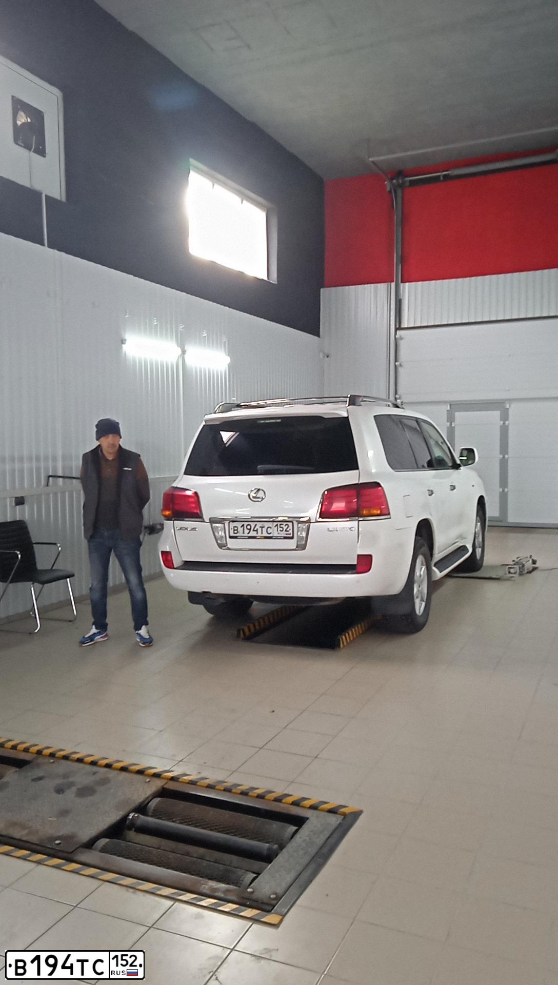 Фото автомобиля LEXUS LX, 2010 — госномер В194ТС152. Цвет: ПЕРЛАМУТРОВО-БЕЛЫЙ
