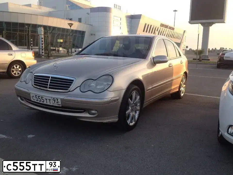 Фото автомобиля MERCEDES C-KLASSE, 2003 — госномер Е926ОУ123. Цвет: ЗОЛОТИСТО-ЖЕЛТЫЙ