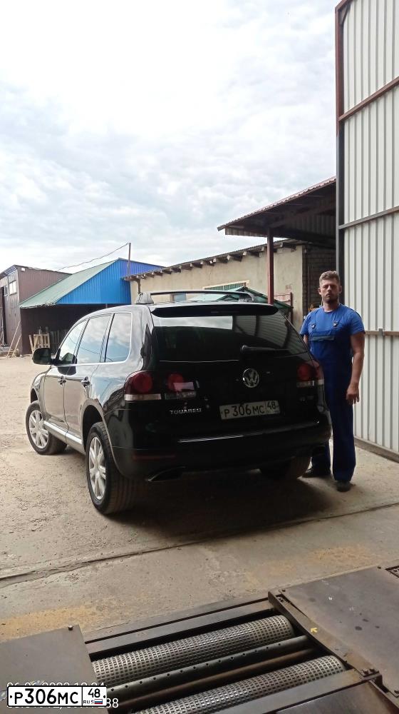 Фото автомобиля VOLKSWAGEN TOUAREG, 2008 — госномер Р777ОТ36. Цвет: ЧЕРНЫЙ