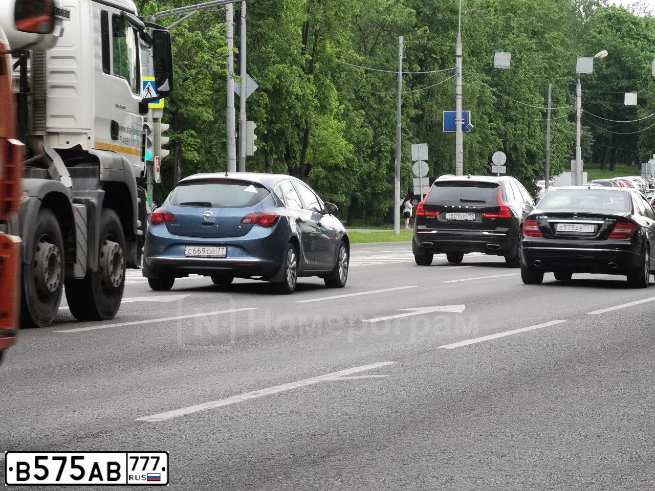 Фото автомобиля MERCEDES C-KLASSE, 2011 — госномер В575АВ777. Цвет: ЧЕРНЫЙ