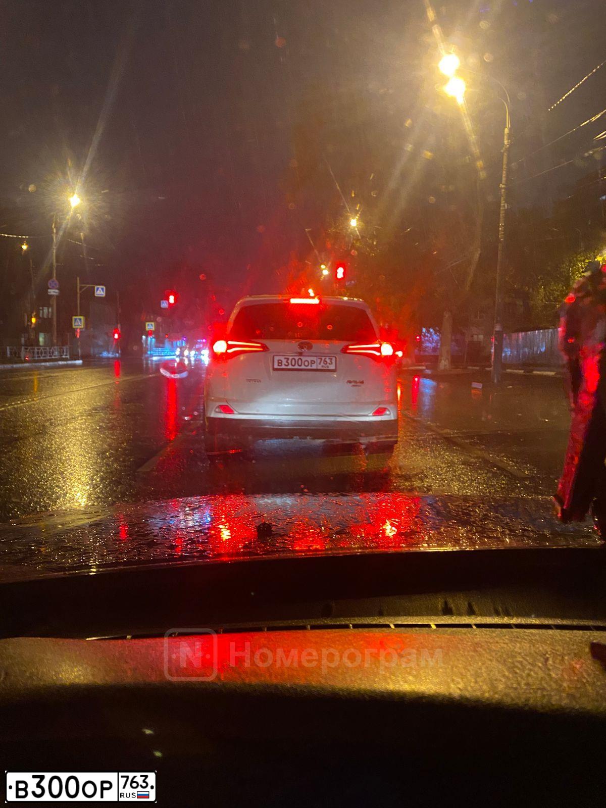 Фото автомобиля TOYOTA RAV4, 2016 — госномер В300ОР763. Цвет: БЕЛЫЙ