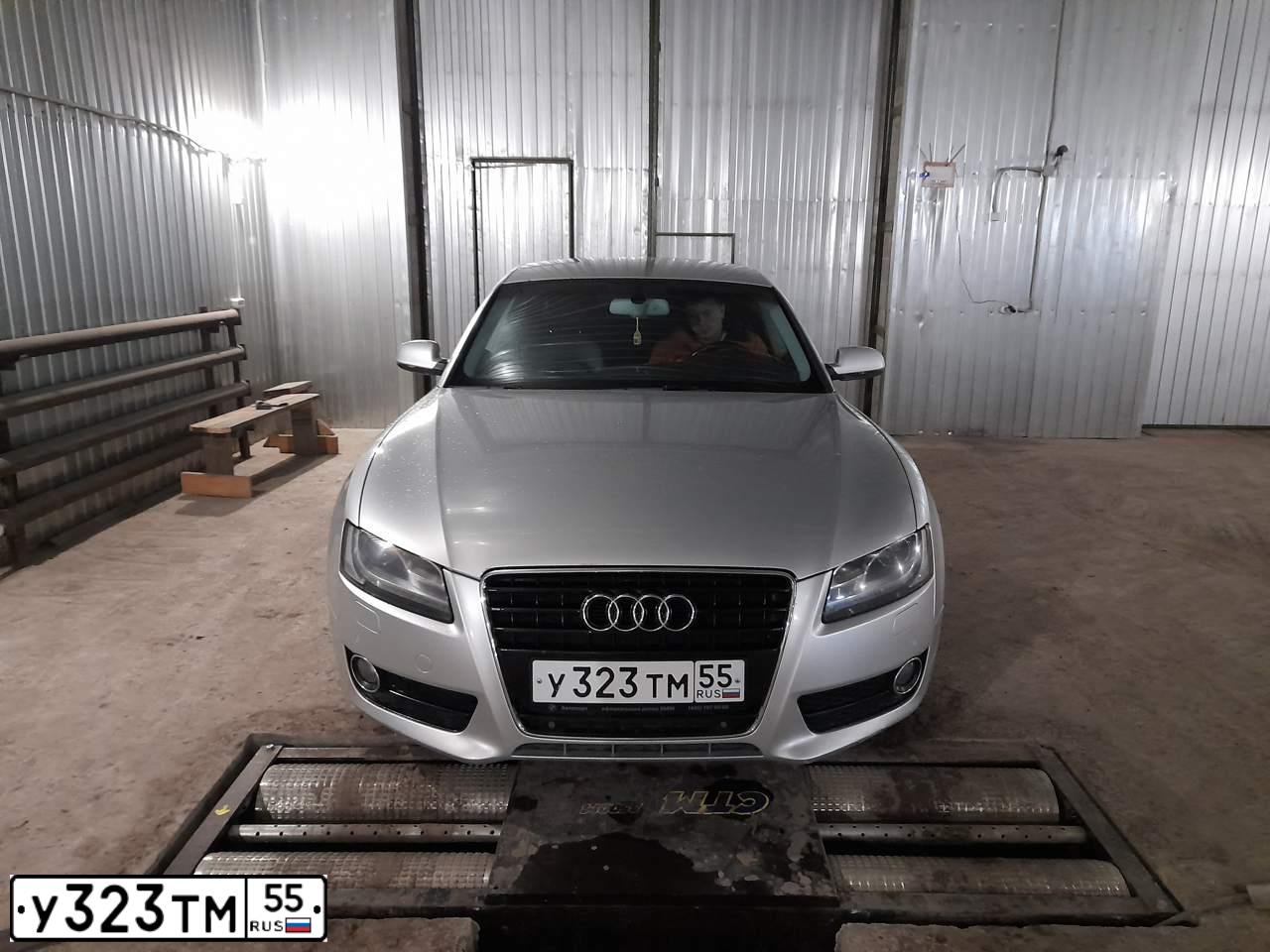 Фото автомобиля AUDI A5, 2009 — госномер У323ТМ55. Цвет: СЕРЫЙ