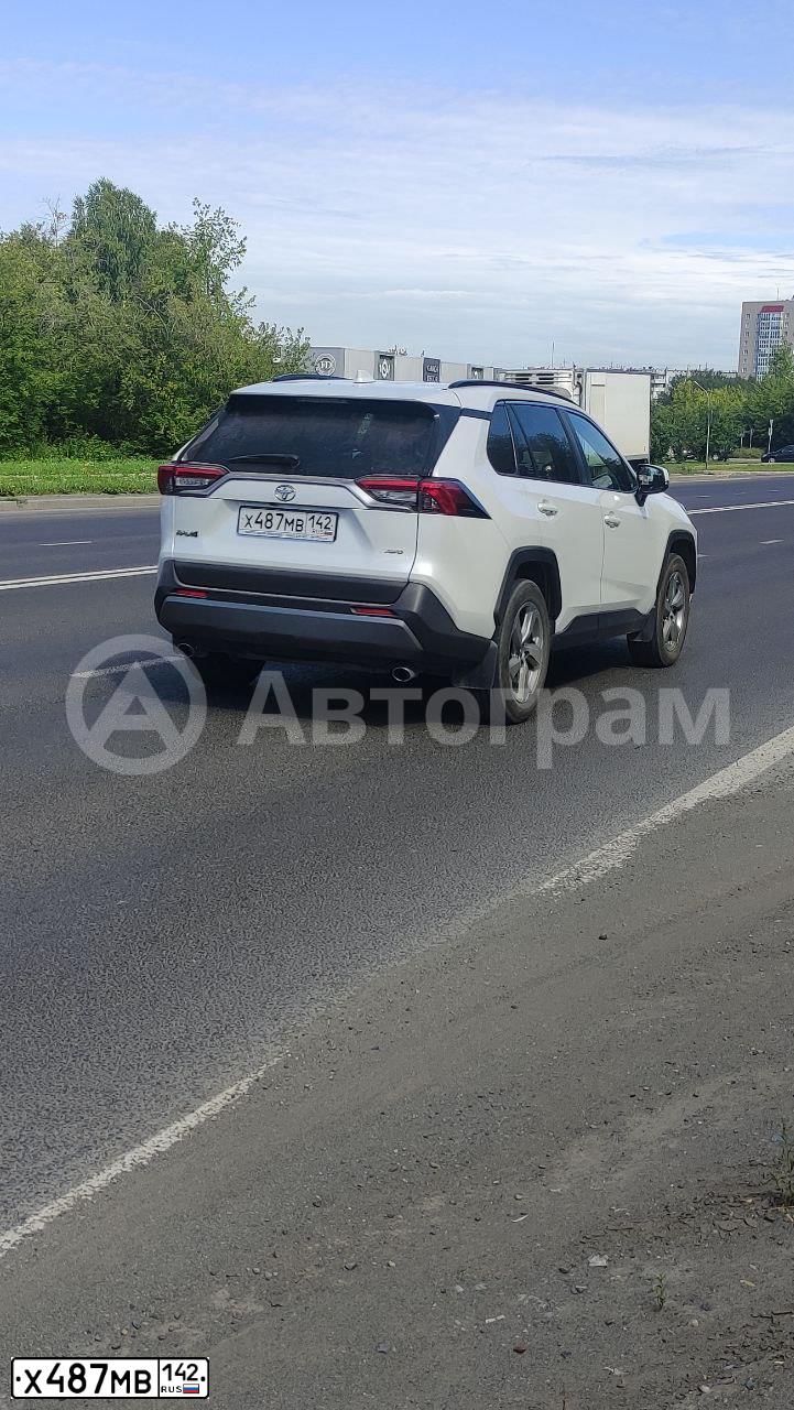 Фото автомобиля TOYOTA RAV4, 2020 — госномер Х487МВ142. Цвет: БЕЛЫЙ ПЕРЛАМУТР