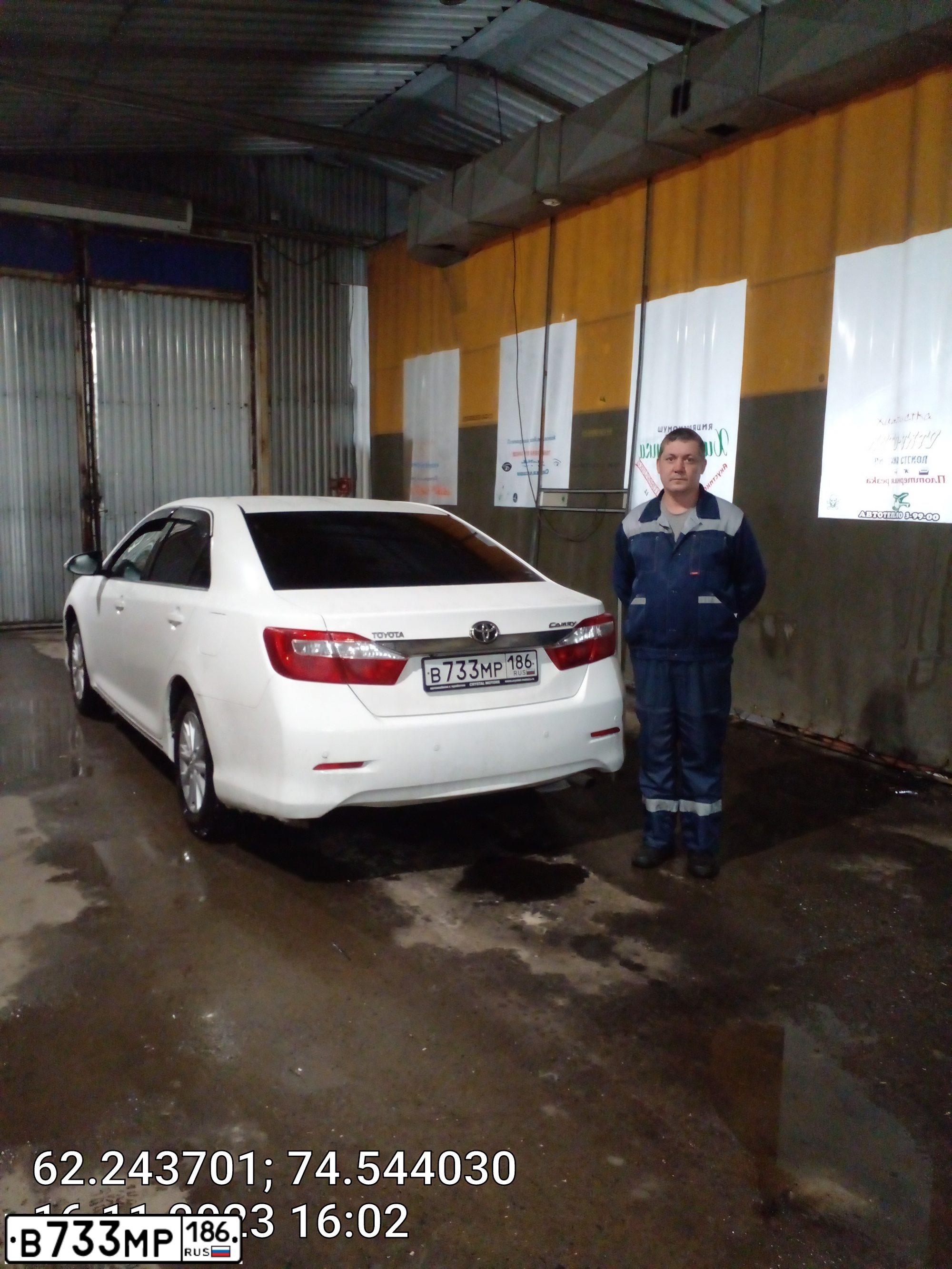 Фото автомобиля TOYOTA CAMRY, 2013 — госномер К202УТ77. Цвет: БЕЛЫЙ