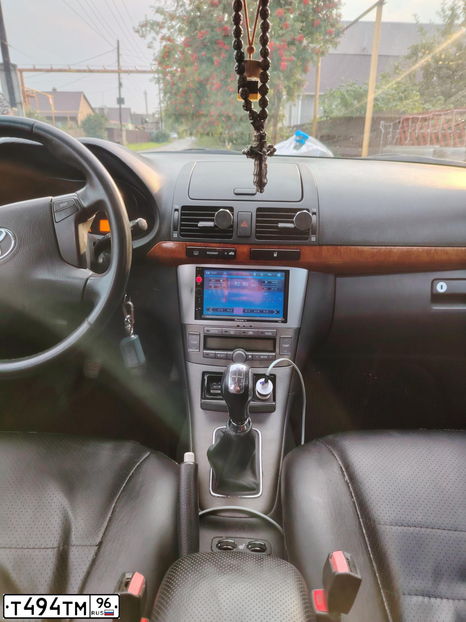 Фото автомобиля TOYOTA AVENSIS, 2008 — госномер Т494ТМ96. Цвет: СВЕТЛО СЕРЫЙ