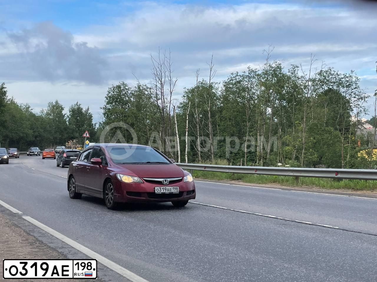 Фото автомобиля HONDA CIVIC, 2008 — госномер О319АЕ198. Цвет: ТЕМНО-КРАСНЫЙ