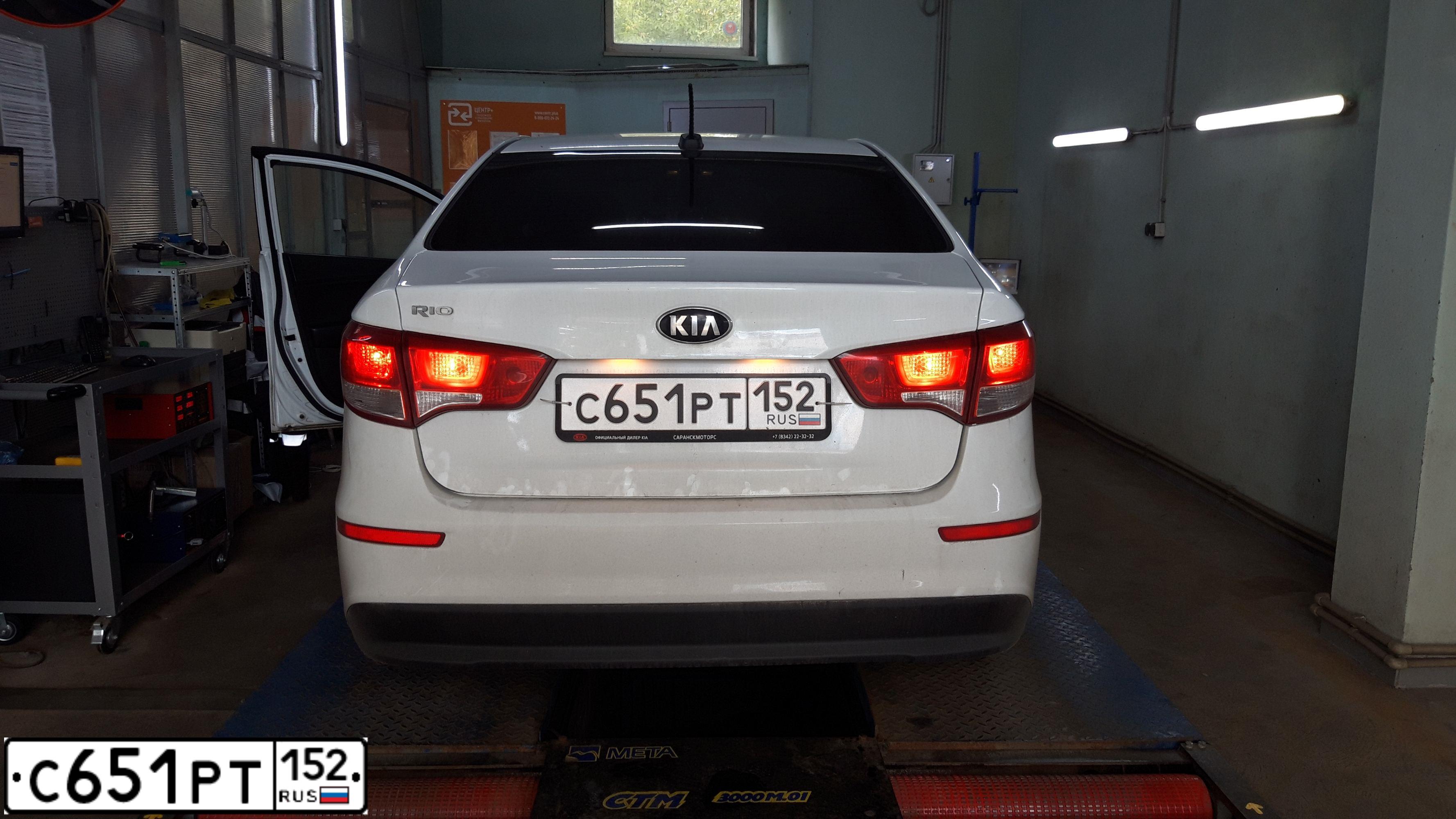 Фото автомобиля KIA RIO, 2016 — госномер Х568КУ37. Цвет: Белый