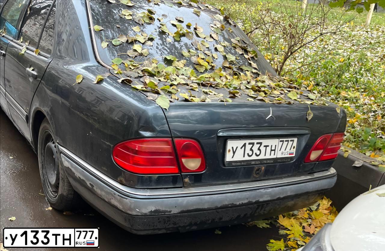 Фото автомобиля MERCEDES E-KLASSE, 1997 — госномер У133ТН777. Цвет: ТЕМНО-СИНИЙ