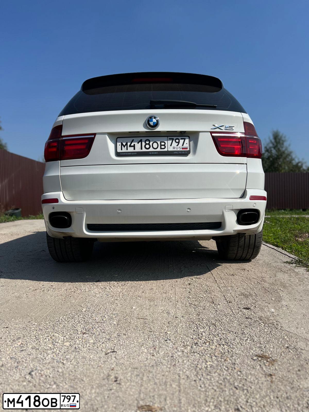 Фото автомобиля BMW X5, 2012 — госномер М418ОВ797. Цвет: Белый