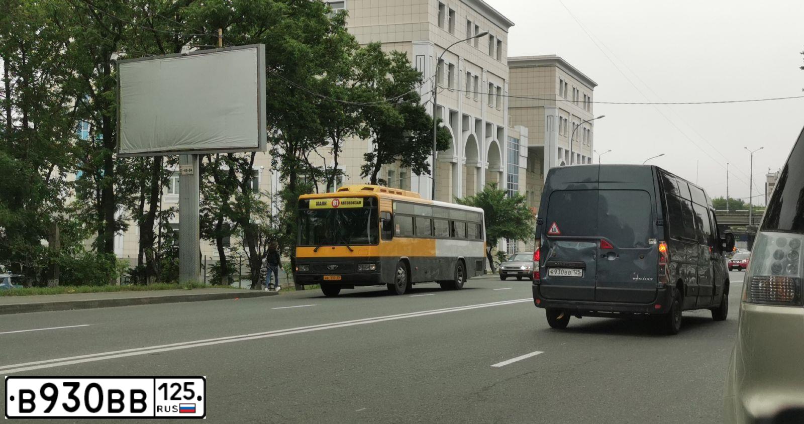 Фото автомобиля RENAULT MASTER, 2013 — госномер В930ВВ125. Цвет: СЕРО-ГОЛУБОЙ