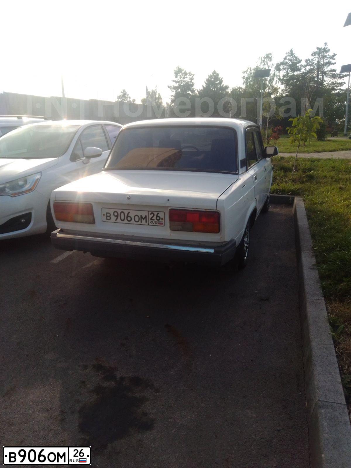 Фото автомобиля LADA 2107, 2003 — госномер В906ОМ26. Цвет: ЯРКО-БЕЛЫЙ