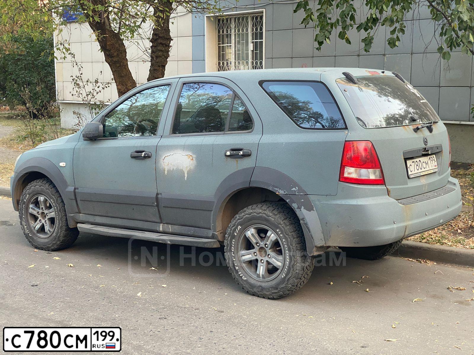 Фото автомобиля KIA SORENTO, 2002 — госномер С780СМ199. Цвет: СЕРЫЙ