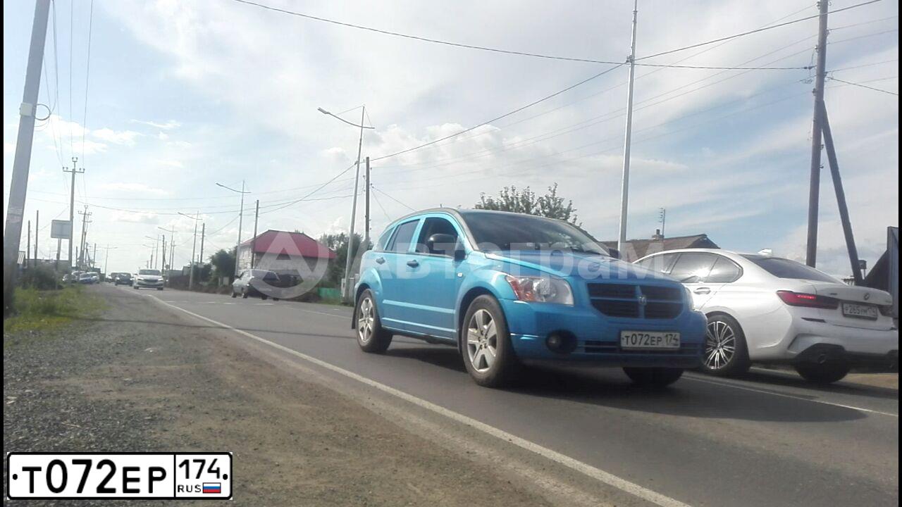 Фото автомобиля DODGE CALIBER, 2008 — госномер Т072ЕР174. Цвет: ГОЛУБОЙ
