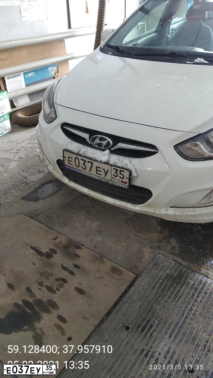 Фото автомобиля HYUNDAI SOLARIS, 2011 — госномер Е037ЕУ35. Цвет: Белый