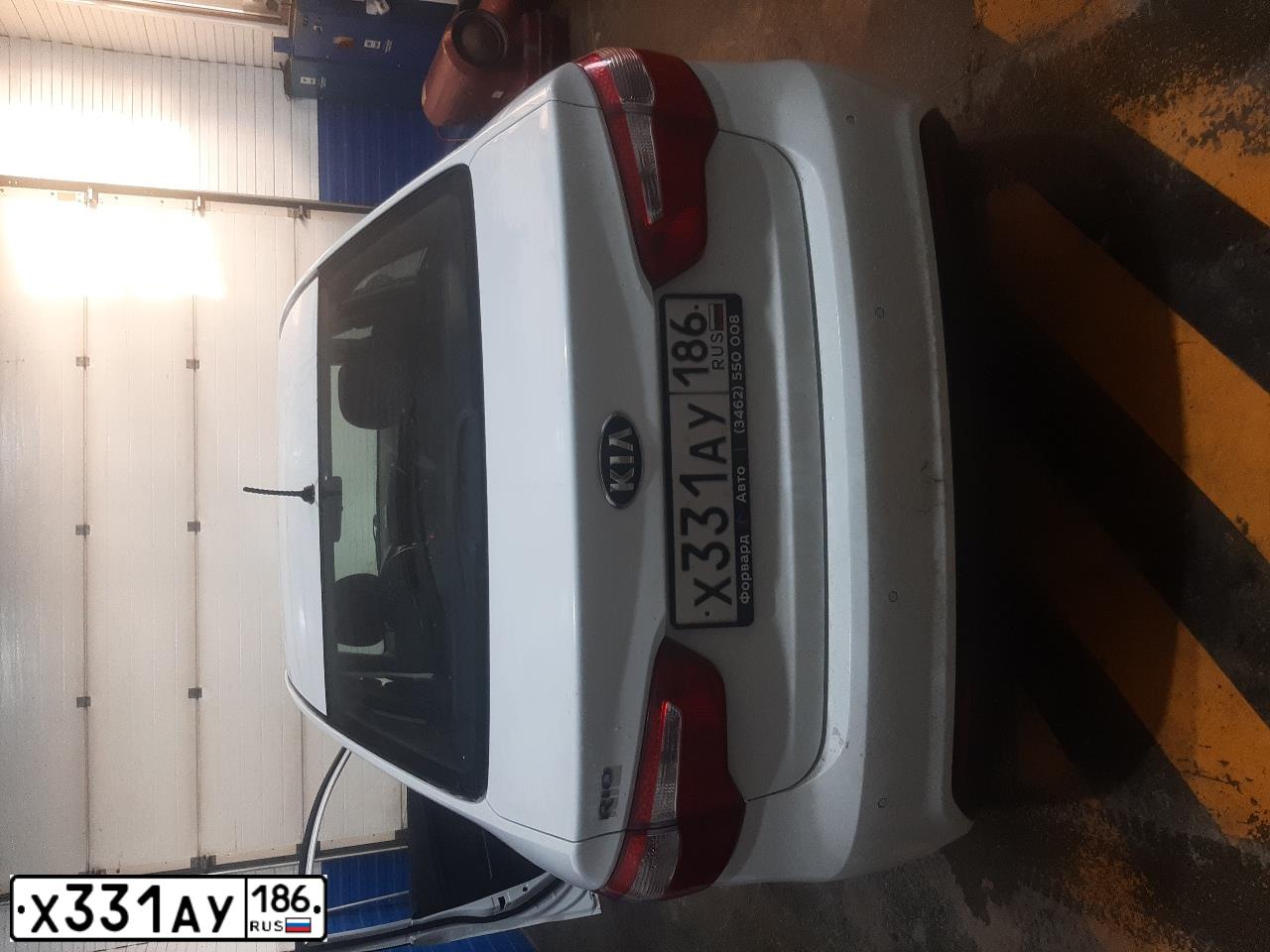 Фото автомобиля KIA RIO, 2014 — госномер Х331АУ186. Цвет: Белый