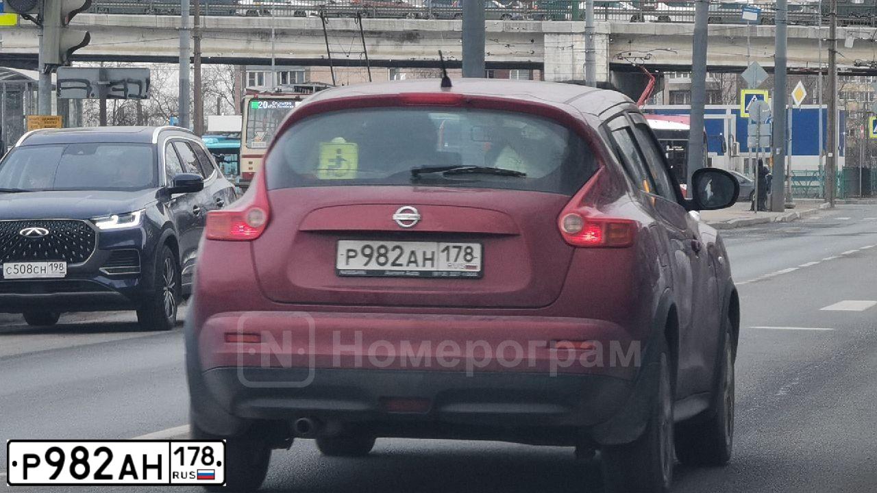 Фото автомобиля NISSAN JUKE, 2013 — госномер Р982АН178. Цвет: КРАСНЫЙ