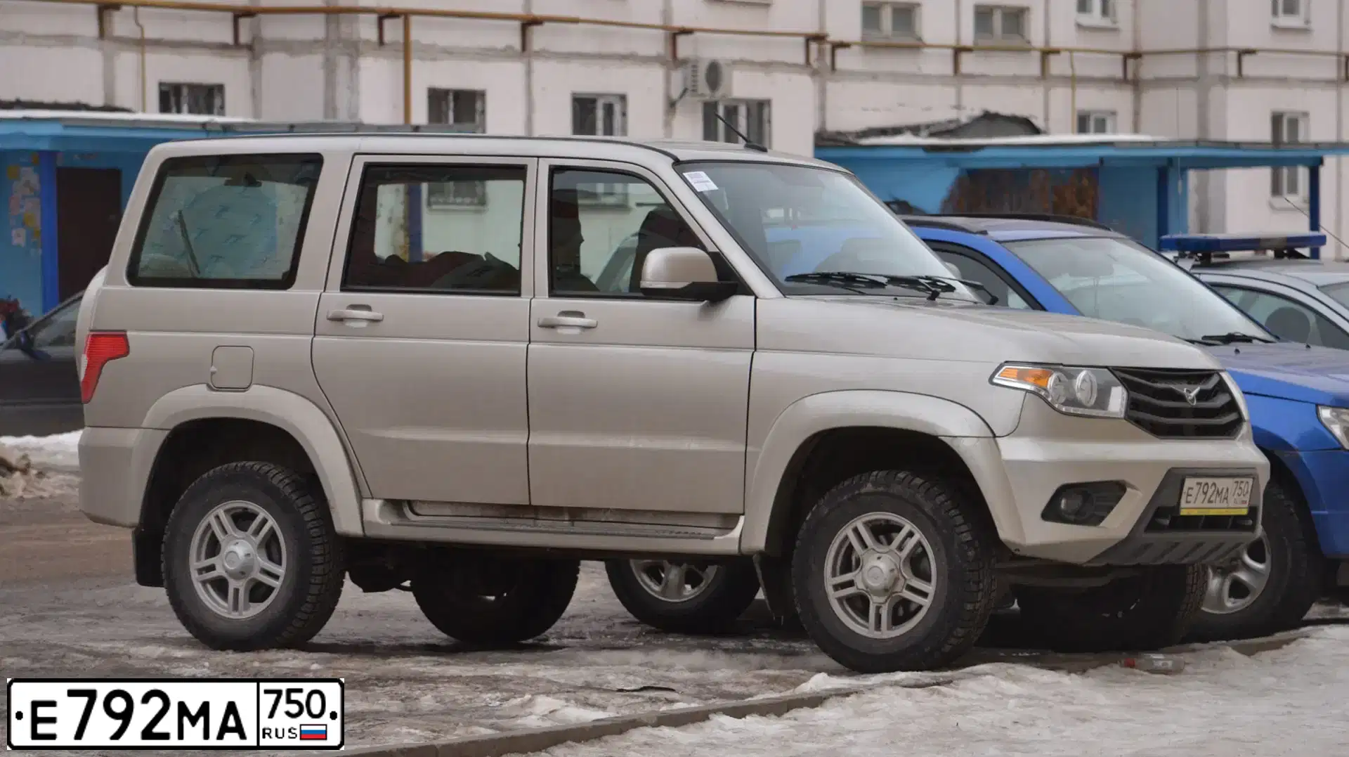Фото автомобиля UAZ 3163 PATRIOT, 2014 — госномер Е792МА750. Цвет: Серый