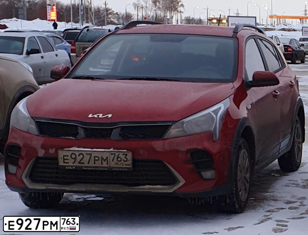 Фото автомобиля KIA RIO, 2021 — госномер Е927РМ763. Цвет: Красный