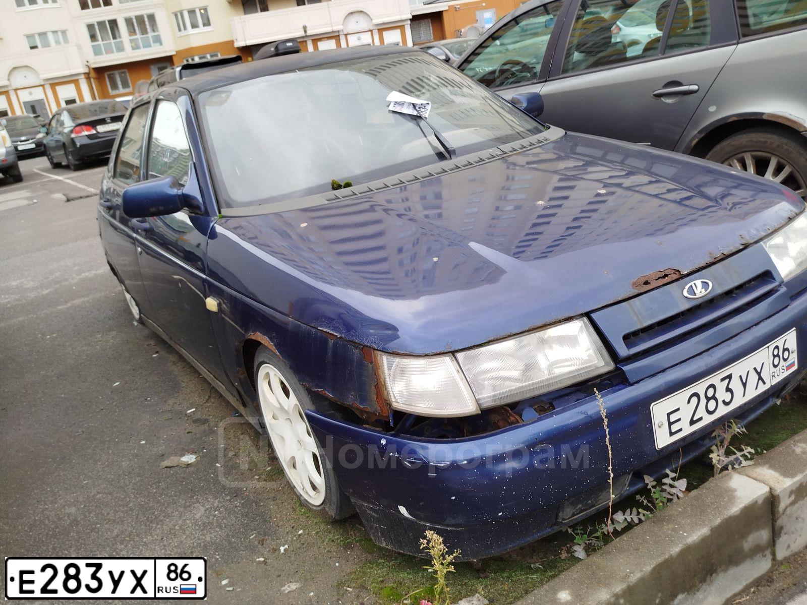 Фото автомобиля LADA 2112, 2002 — госномер Е283УХ86. Цвет: СЕРЕБРИСТЫЙ ЯРКО СИНИЙ