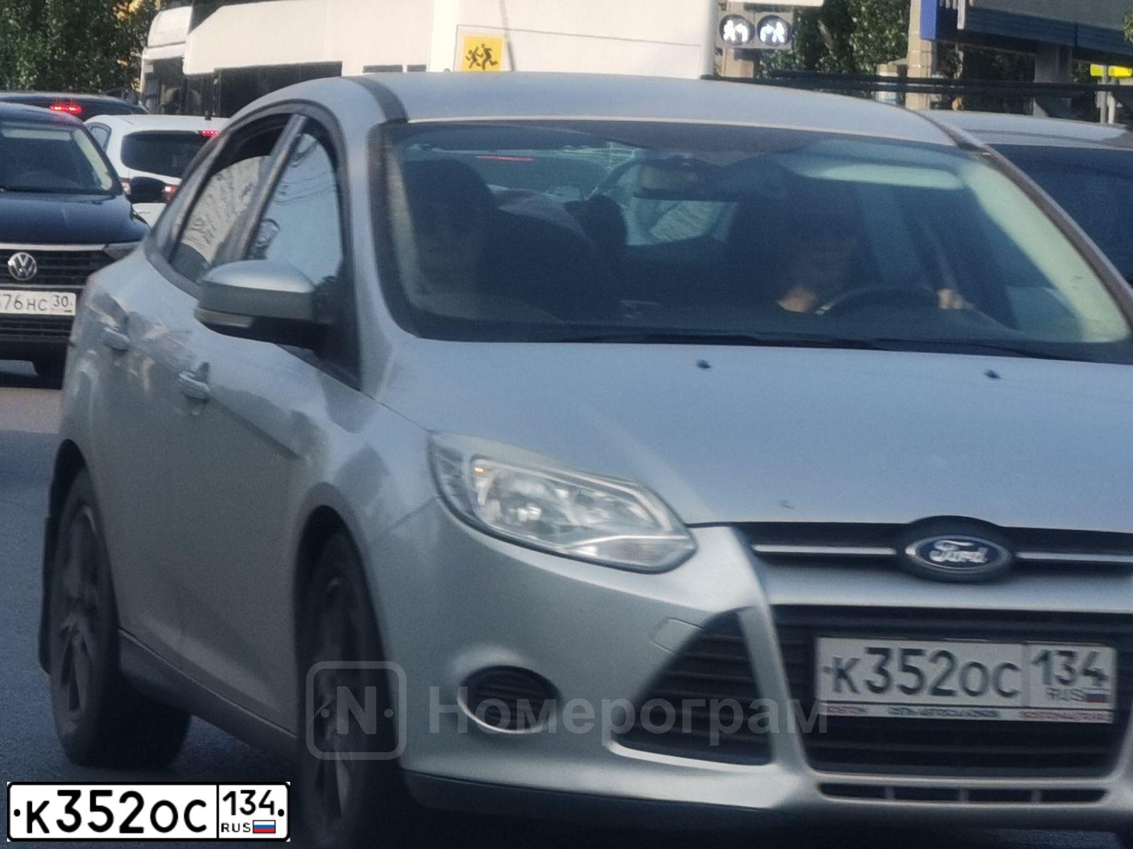 Фото автомобиля FORD FOCUS, 2013 — госномер К352ОС134. Цвет: Серебристый