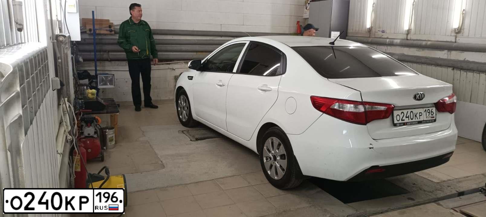Фото автомобиля KIA RIO, 2013 — госномер О240КР196. Цвет: Белый