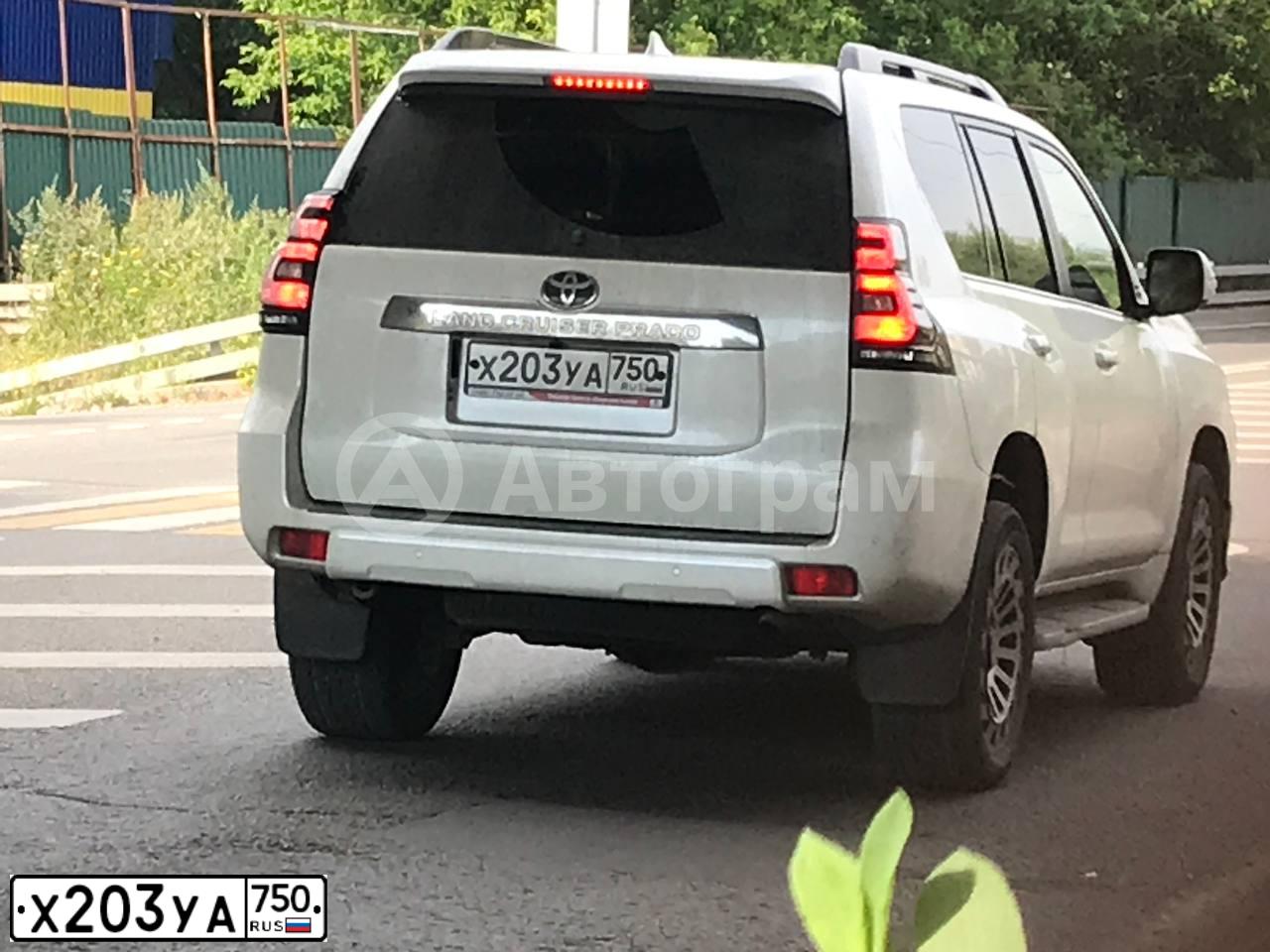 Фото автомобиля TOYOTA LANDCRUISER, 2018 — госномер Х203УА750. Цвет: Белый