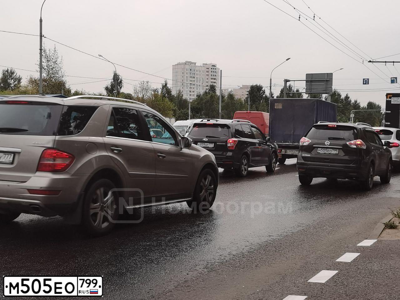Фото автомобиля NISSAN X-TRAIL, 2018 — госномер М505ЕО799. Цвет: ОЛИВКОВЫЙ