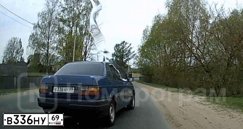 Фото автомобиля VOLKSWAGEN PASSAT, 1988 — госномер В336НУ69. Цвет: ТЕМНО СИНИЙ