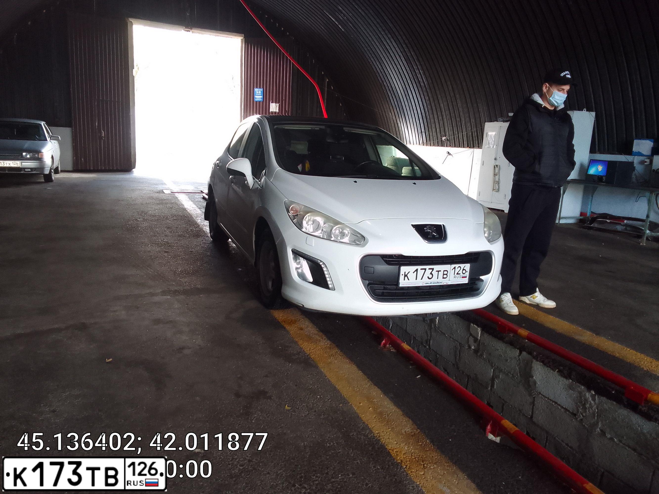 Фото автомобиля ПЕЖО 308, 2012 — госномер Х222ЕС61. Цвет: Белый