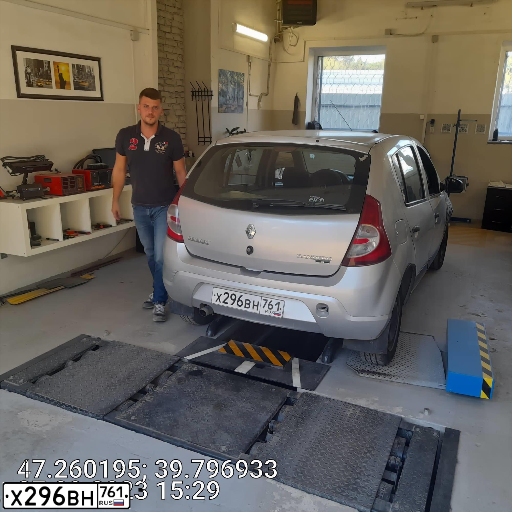 Фото автомобиля RENAULT SANDERO, 2013 — госномер Х296ВН761. Цвет: СВЕТЛО-СЕРЫЙ