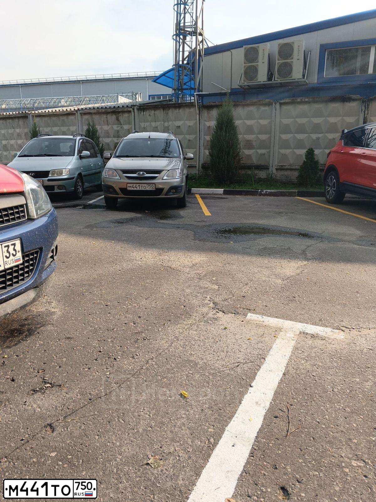 Фото автомобиля LADA LARGUS, 2018 — госномер М441ТО750. Цвет: СЕРО-БЕЖЕВЫЙ