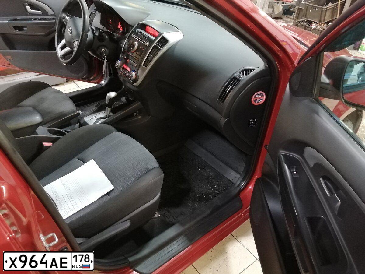 Фото автомобиля KIA CEE'D, 2010 — госномер Х964АЕ178. Цвет: КРАСНЫЙ