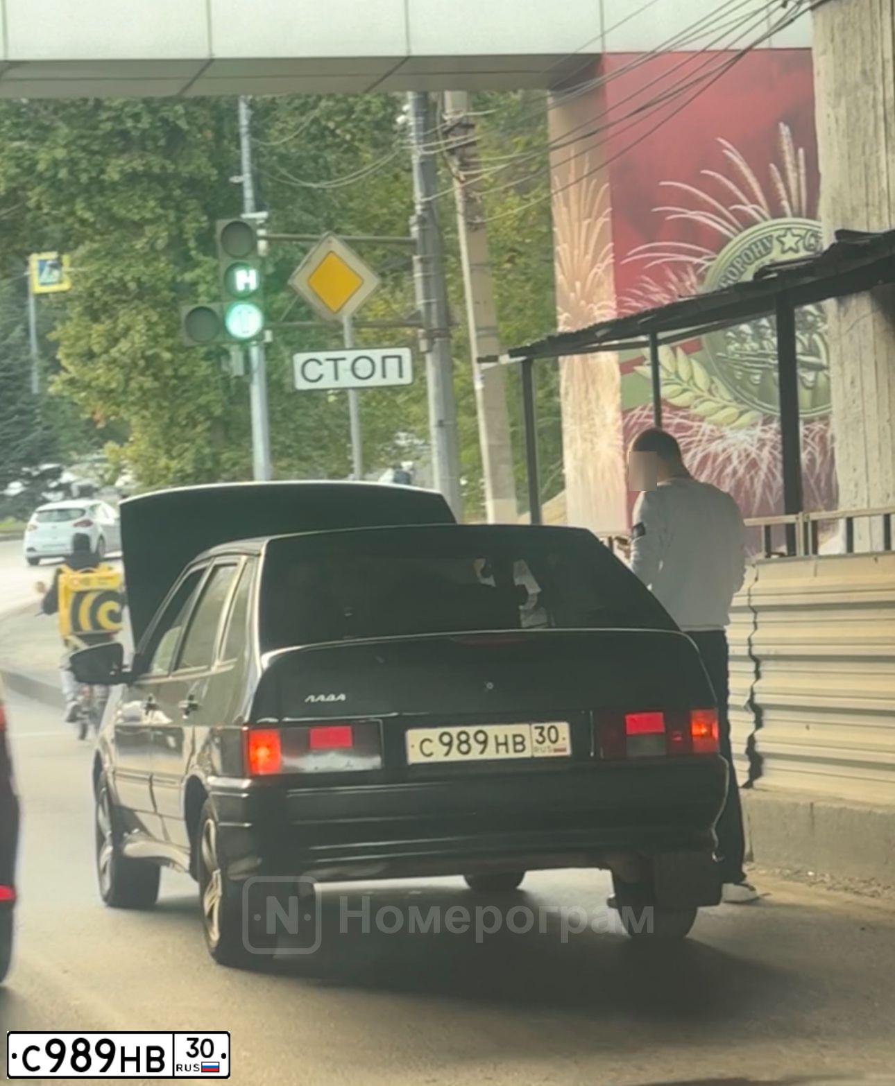 Фото автомобиля LADA 2114 SAMARA, 2007 — госномер С989НВ30. Цвет: ГРАФИТОВЫЙ МЕТАЛЛИК