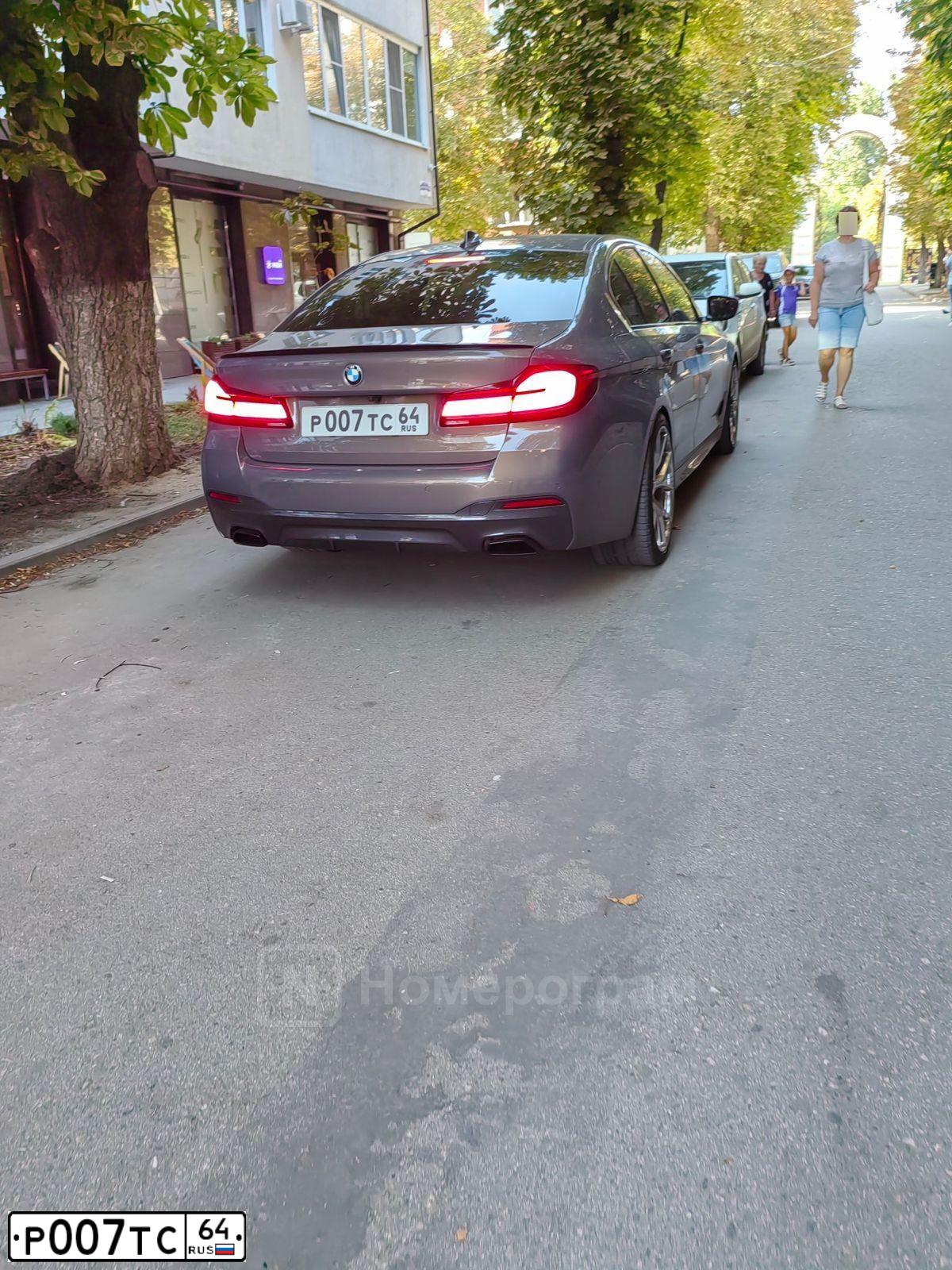Фото автомобиля BMW X6, 2020 — госномер М007АС164. Цвет: ЧЕРНЫЙ