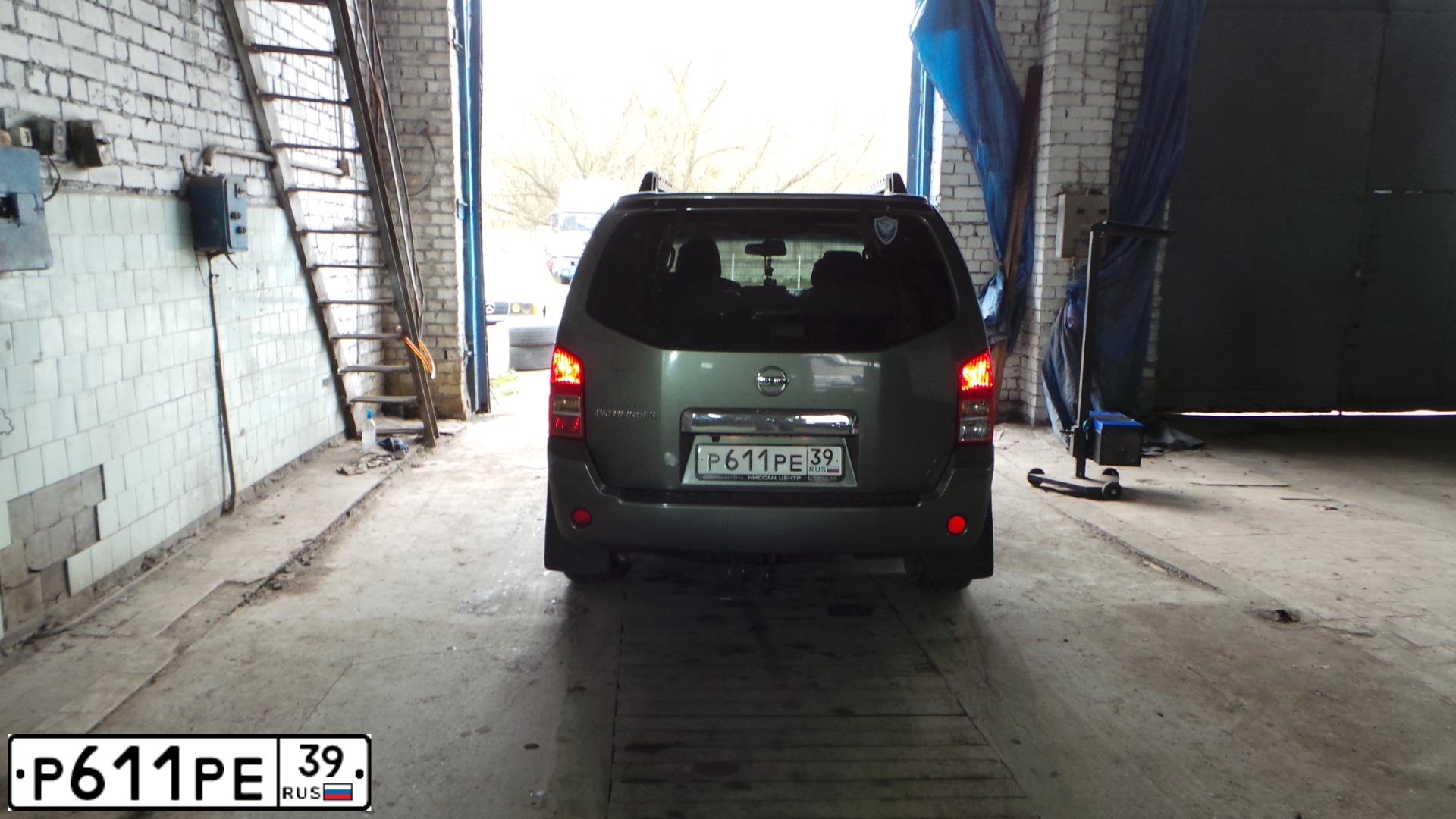 Фото автомобиля NISSAN PATHFINDER, 2008 — госномер Р611РЕ39. Цвет: СЕРЫЙ