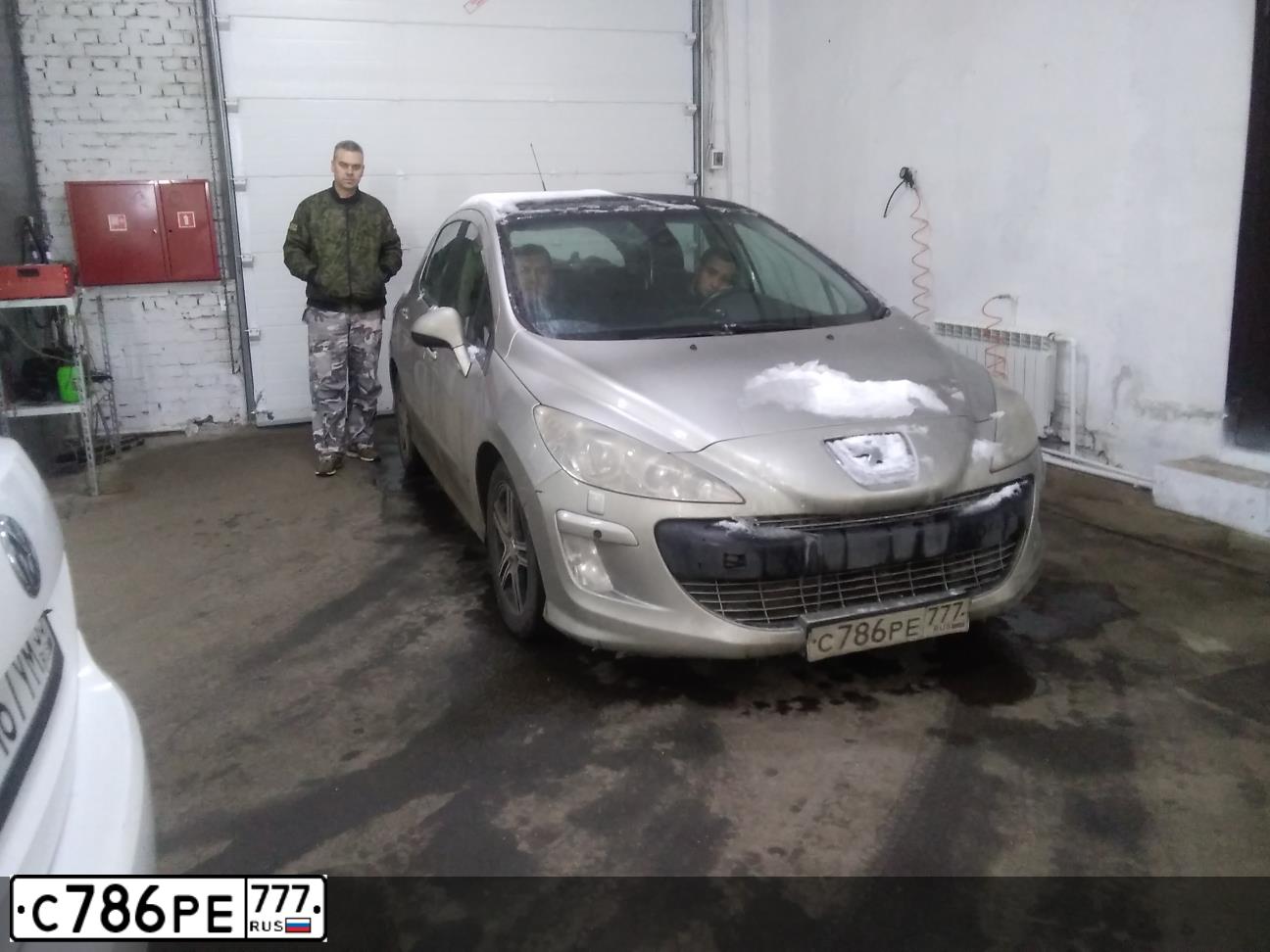 Фото автомобиля PEUGEOT 308, 2008 — госномер А084ОТ790. Цвет: СЕРЫЙ