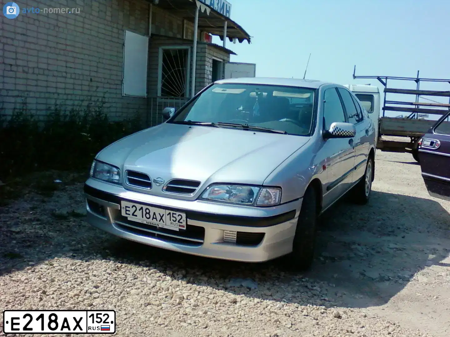 Фото автомобиля NISSAN PRIMERA, 1998 — госномер Е218АХ152. Цвет: БЕЛЫЙ