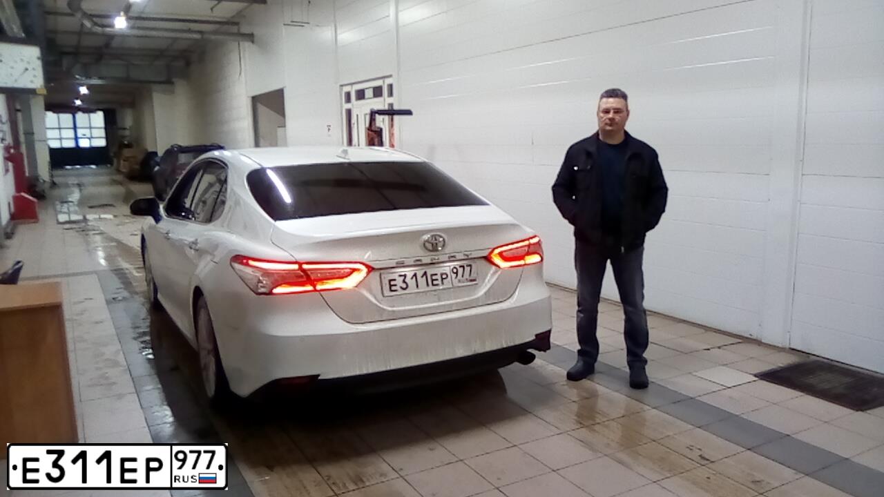 Фото автомобиля TOYOTA CAMRY, 2018 — госномер Е311ЕР977. Цвет: БЕЛЫЙ ПЕРЛАМУТР