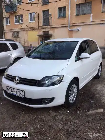 Фото автомобиля VOLKSWAGEN GOLF PLUS, 2012 — госномер М142АН152. Цвет: Белый