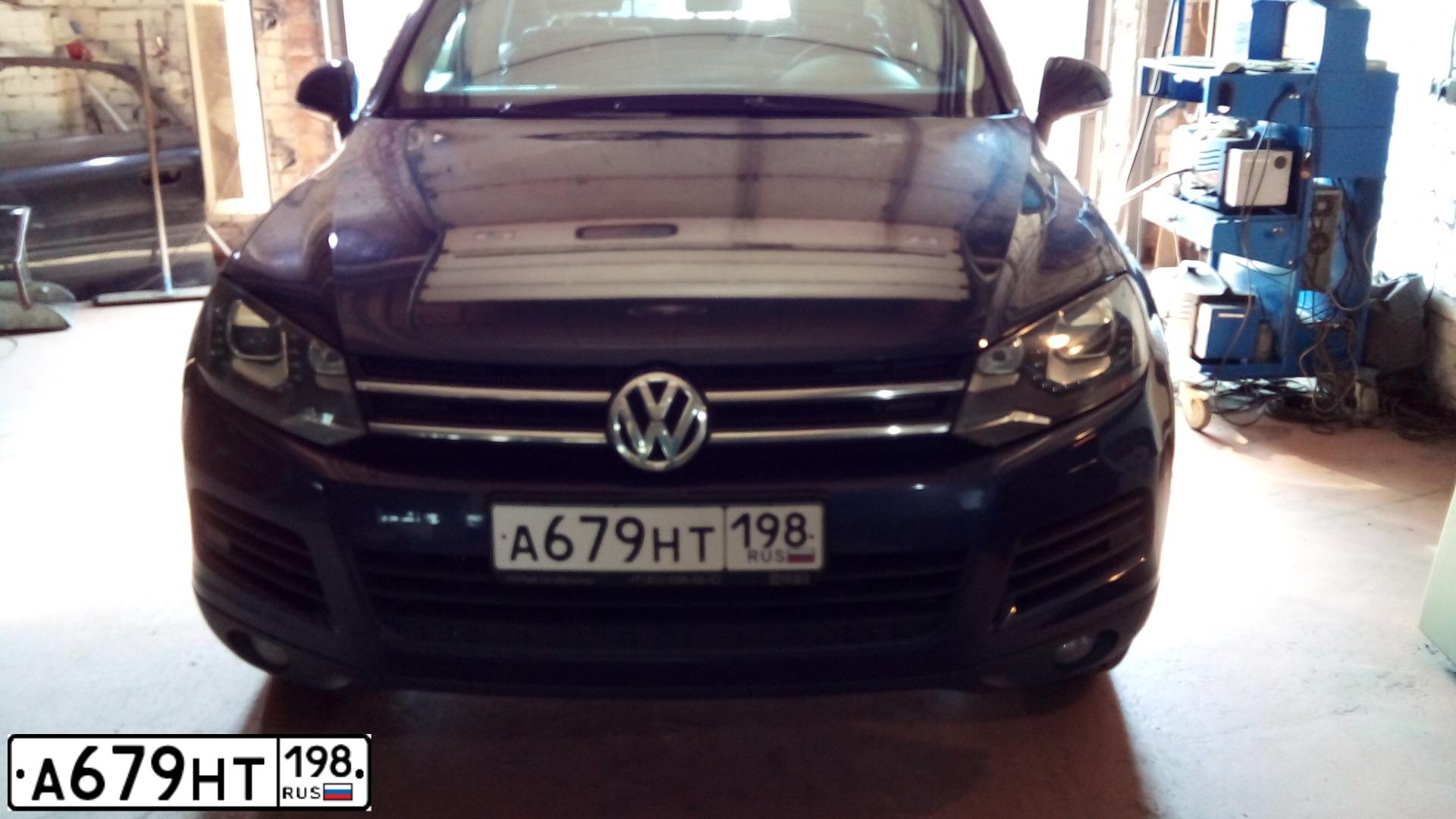 Фото автомобиля VOLKSWAGEN TOUAREG, 2010 — госномер Х896ЕС76. Цвет: синий